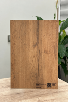 Дубовая панель с QR-кодом